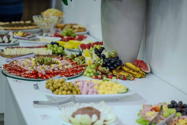 Como preparar um smoothie bowl decorado que seja saudável e atraente?